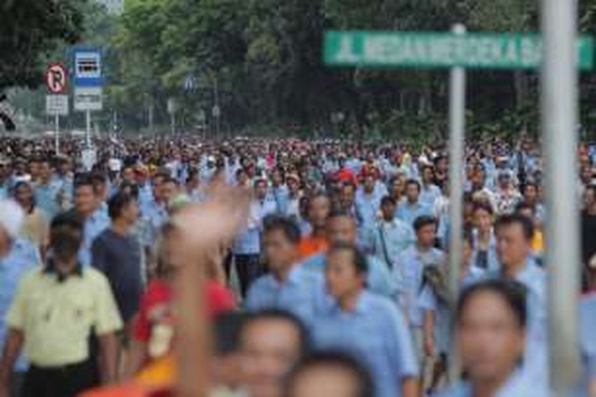 Ribuan sopir taksi melakukan aksi demonstrasi di Jakarta, Selasa (22/3/2016). Mereka menuntut pemerintah menutup angkutan umum berbasis online karena dianggap mematikan mata pencaharian mereka. KOMPAS.com / RODERICK ADRIAN MOZES