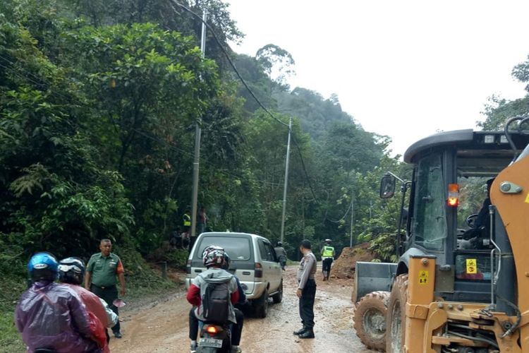 Akses jalan Sumbar-Riau di Limapuluh Kota kembali lancar setelah ditimbuni longsor, Rabu (4/12/2019)