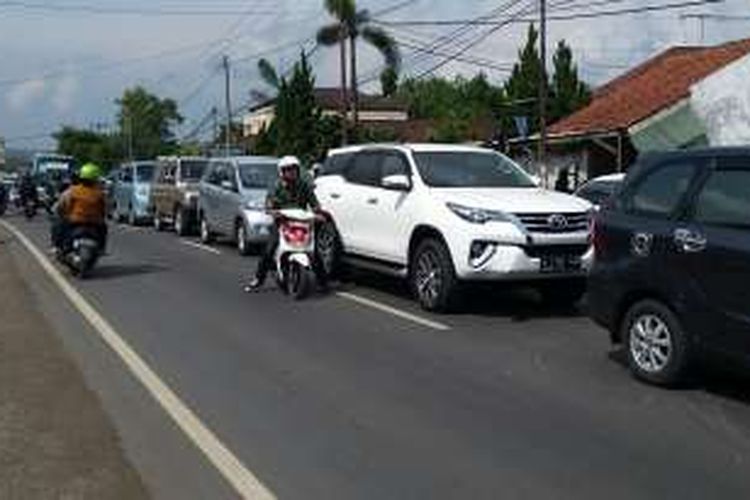 Kemacetan arus balik masih terjadi di jalur Tasikmalaya-Garut via Gentong pada Minggu (10/7/2016) siang.