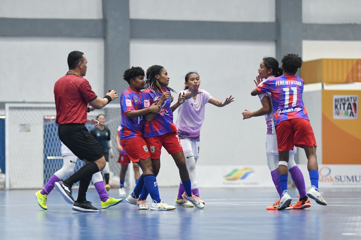 Momen keributan  antara Tim Futsal Putri Sumut dengan Tim Futsal Putri Papua Barat pada pertandingan Final Perebutan Juara Ketiga Futsal Putri PON XXI antara Tim Futsal Putri Sumut melawan Tim Futsal Putri Papua Barat di GOR Mini Futsal Dispora Sumut, Deli Serdang, Sumut, Minggu (8/9)