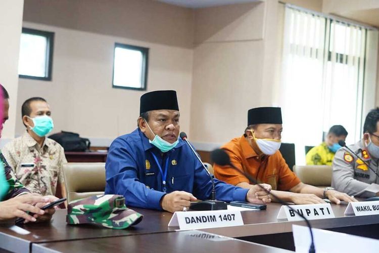 Rapat Forkominda Kabupaten Bone, Sulawesi Selatan terkait penanganan tiga pasien baru positif Covid-19. Kamis, (30/4/2020).