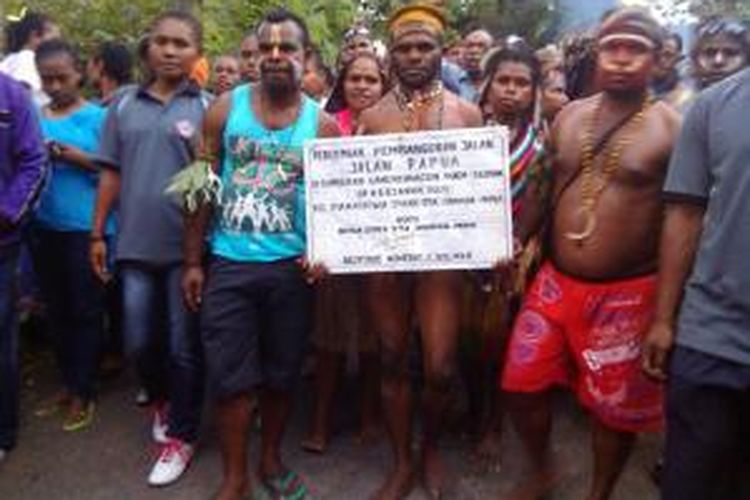 Prasati nama jalan saat di arak oleh mahasiswa Stiper jaya pura papua sebelum di pasang