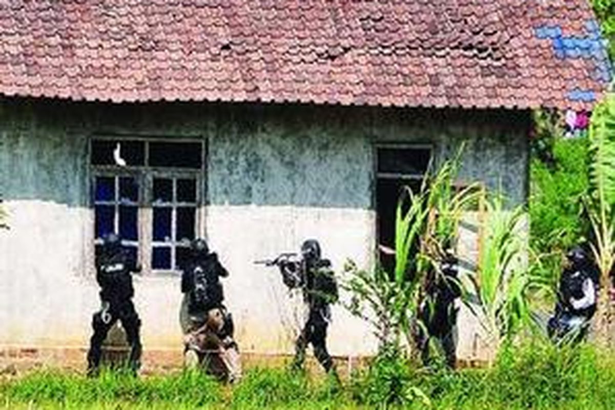 Pasukan Densus 88 Antiteror melakukan penyergapan di rumah yang diduga berisi buronan Noordin M Top.