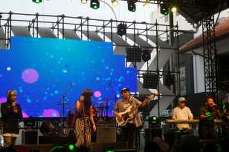 Barry Likumahuwa tampil dalam festival musik Synchronize Fest 2016, yang digelar di Gambir Expo, JIExpo Kemayoran, Jakarta Pusat, Minggu (30/10/2016) sore.