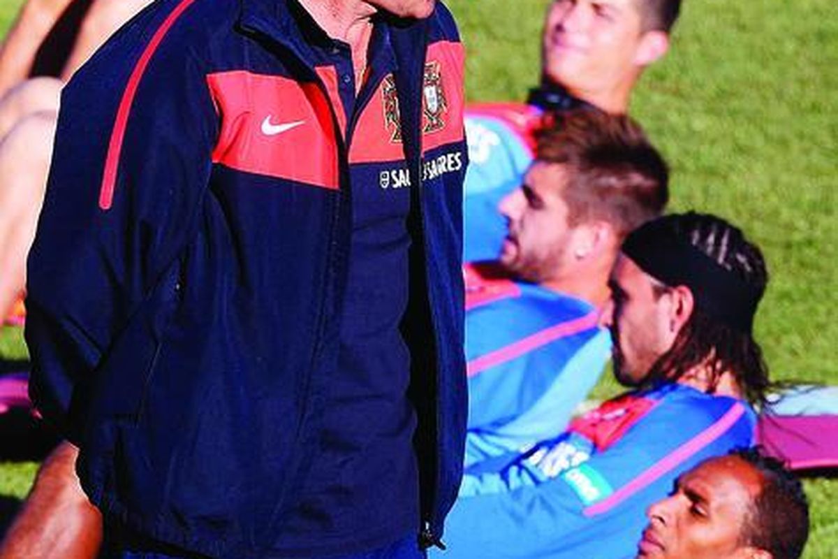 Pelatih Portugal Carlos Queiroz mengawasi pemainnya dalam sesi latihan di Magaliesburg, Rabu lalu.