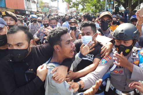 Demo Tolak PPKM Mikro di Ambon Berujung Bentrok, Sejumlah Mahasiswa Ditangkap