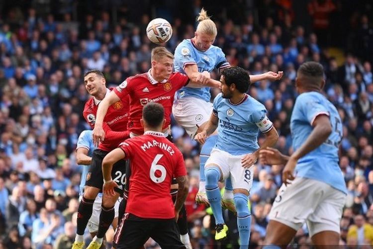 Bomber Man City, Erling Haaland, mencetak gol kedua saat melawan Man United di Liga Inggris. Lag Man City vs Man United digelar di Stadion Etihad pada 2 Oktober 2022. Artikel ini berisi prediksi line up dan skor Man United vs Man City. (Photo by Laurence Griffiths/Getty Images) (Photo by LAURENCE GRIFFITHS / GETTY IMAGES EUROPE / Getty Images via AFP)