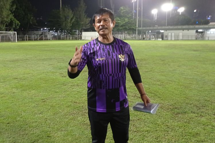 Indra Sjafri setelah memimpin latihan tahap ketiga tim U20 Indonesia, di Lapangan B, Komplek Gelora Bung Karno, Jumat (15/3/2024) malam WIB.