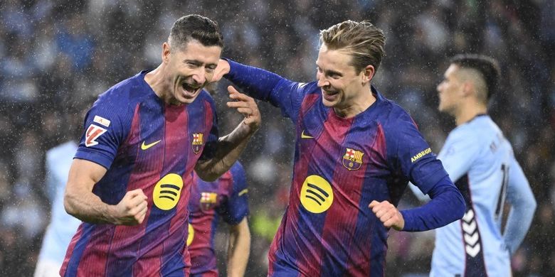 Robert Lewandowski merayakan gol pembuka dalam pertandingan sepak bola Liga Spanyol antara RC Celta Vigo vs FC Barcelona di Stadion Balaidos di Vigo pada 9 November 2025. (Foto oleh Miguel RIOPA / AFP)