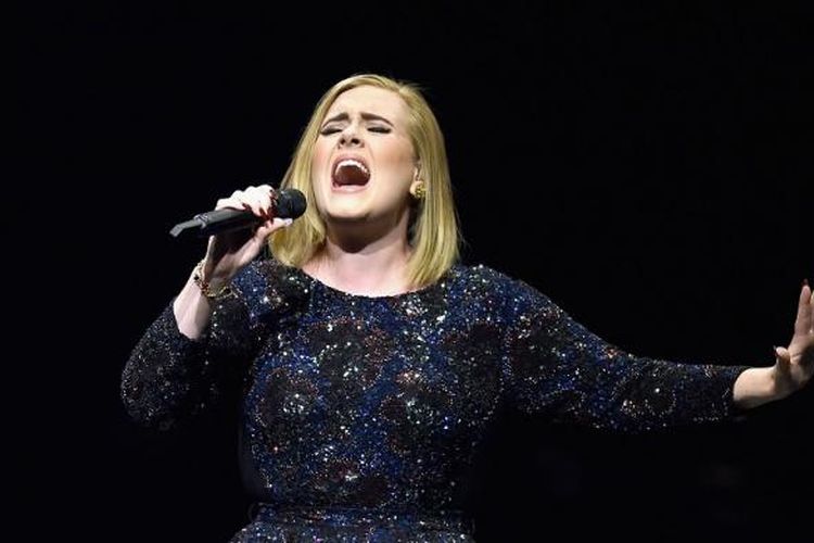 Adele menyanyi dalam konsernya di Staples Center, Los Angeles, California, pada 5 Agustus 2016.