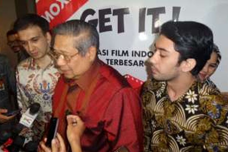 Manoj Punjabi, Susilo Bambang Yudhoyono dan Reza Rahadian saat ditemui usai nonton bareng film Rudy Habibie di XXI Epicentrum, Rasuna Said, Jakarta Selatan, Sabtu (25/6/2016).