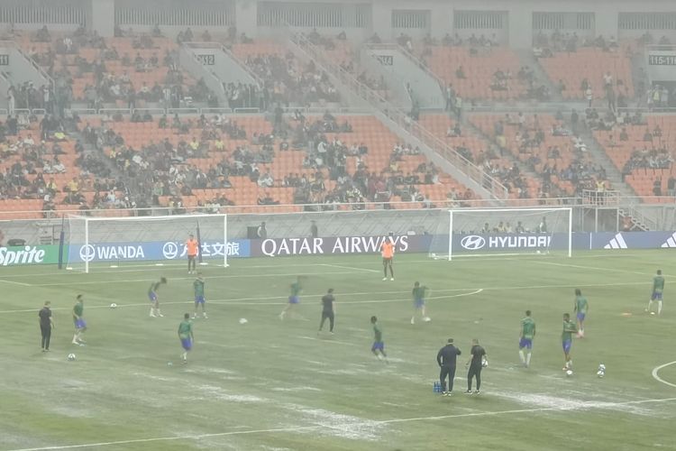 Hujan deras mengguyr Jakarta International Stadium jelang laga perempat final Piala Dunia U17 2023 antara Brasil vs Argentina, Jumat (24/11/2023).