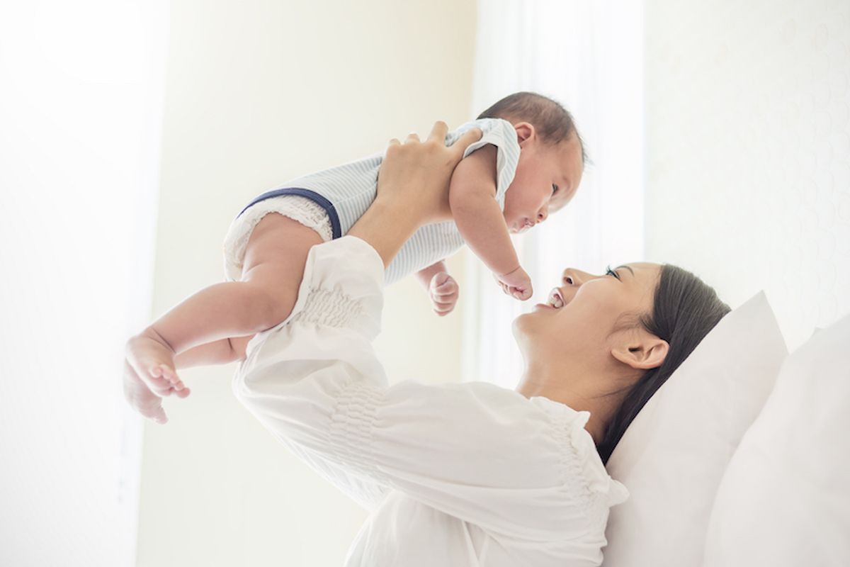 Seorang Ibu sedang bermain dengan anaknya (Dok. Shutterstock)