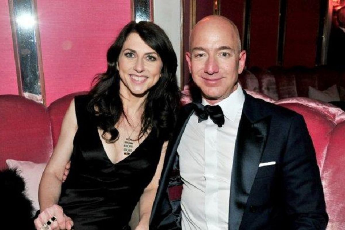 CEO Amazon Jeff Bezos dan mantan istrinya, MacKenzie Bezos. Foto ini diambil pada 26 Februari 2017 di Hollywood, California, AS. (AFP/Jerod Harris)