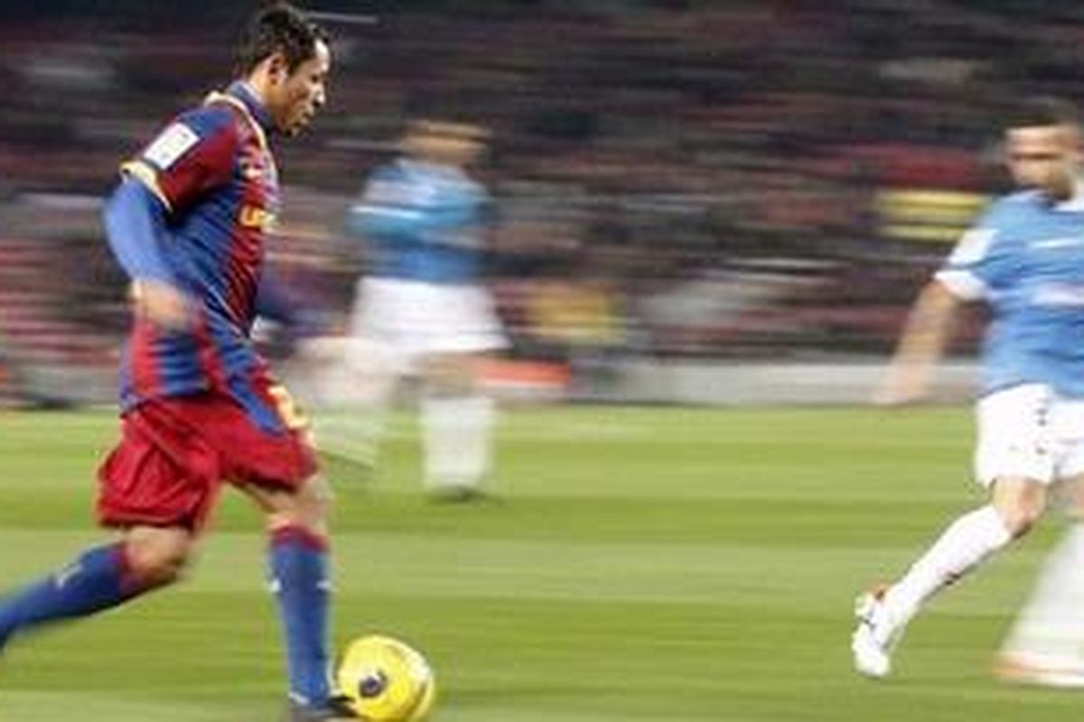 Bek Barcelona, Adriano Correia Claro (kiri).