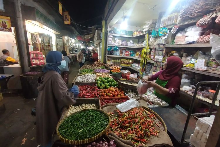 Salah satu pedagang penjual sayur dan sembako di Pasar Besar Kota Malang pada Selasa (3/1/2023).