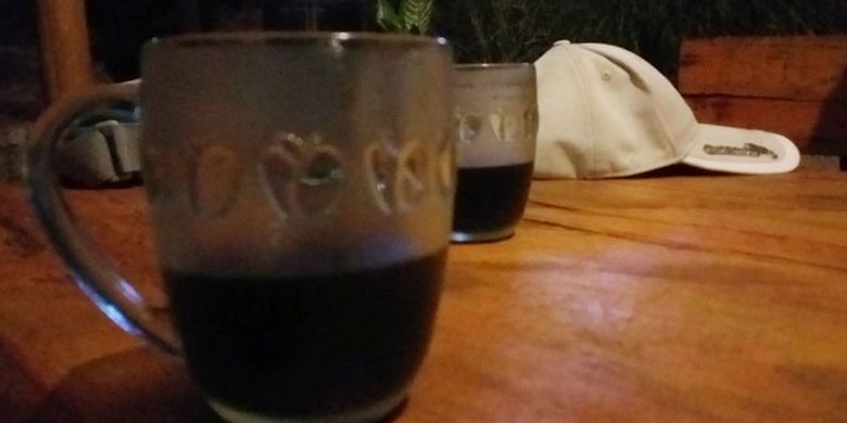 Kopi flores yang disuguhkan untuk tamu di Roots Cafe, Maumere, Kabupaten Sikkaa, NTT, Minggu (26/5/2019).