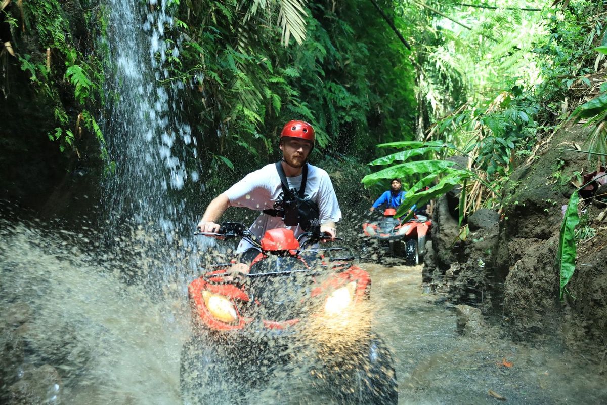 Melintasi jalur berlumpur dan segar di bawah rimbun hutan, petualangan ATV Ubud tawarkan pengalaman luar ruang yang memacu adrenalin.

