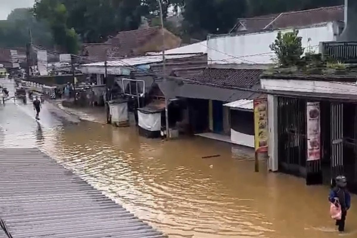 Jalan penghubung Tasikmalaya dengan Ciamis sempat terendam banjir, Rabu pagi (21/5/2025). banjir disebabkan Sungai Citanduy meluap.