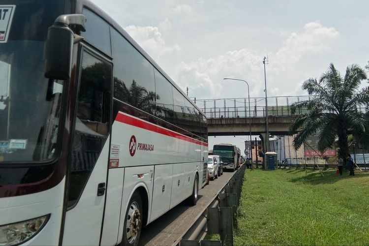 Arus lalu lintas di Km 57 tol Jakarta-Cikampek , Sabtu (30/4/2022) pukul 12.30 WIB