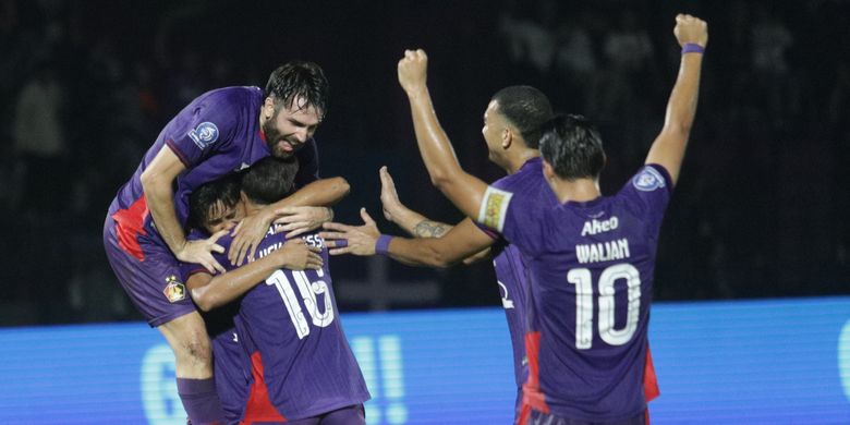 Pesepak bola Persik Kediri Al Hamra Hehanussa (tengah) bersama rekan setimnya melakukan selebrasi usai mencetak gol ke gawang PSBS Biak pada pertandingan BRI Super League di Stadion Brawijaya, Kota Kediri, Jawa Timur, Kamis (5/3/2026). Persik Kediri mengalahkan PSBS Biak dengan skor 2-1. ANTARA FOTO/Prasetia Fauzani/tom.