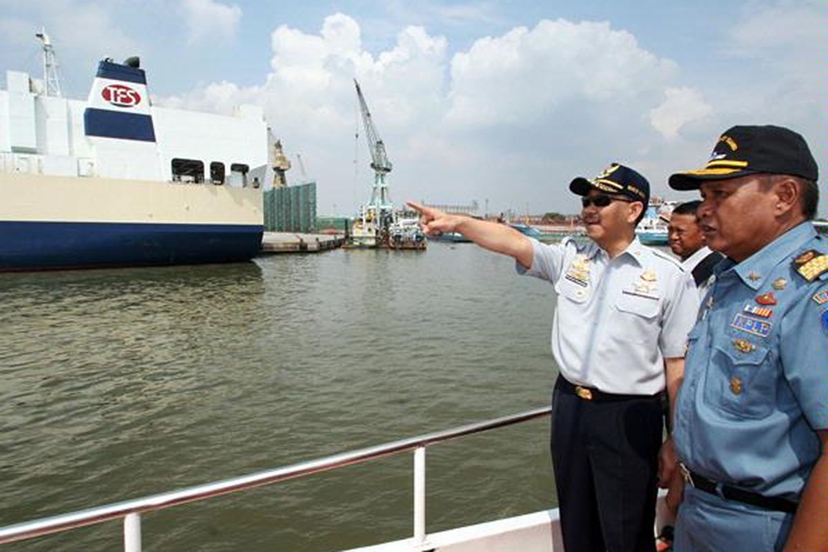 Wakil Menteri Perhubungan Bambang Susantono (bertopi, kacamata hitam), didampingi Kepala Kesatuan Pengamanan Laut dan Pantai Tanjung Priok Nafri, meninjau Pelabuhan Tanjung Priok, Rabu (20/4).  Mei 2011, pemerintah akan mengembangkan tahap pertama Terminal Kalibaru Utara di Tanjung Priok. Pembangunan terminal seluas 77 hektar berkapasitas hingga 1,9 juta TEUs ini diawali dengan tender. Peninjauan lapangan diperlukan untuk penyempurnaan dokumen tender.