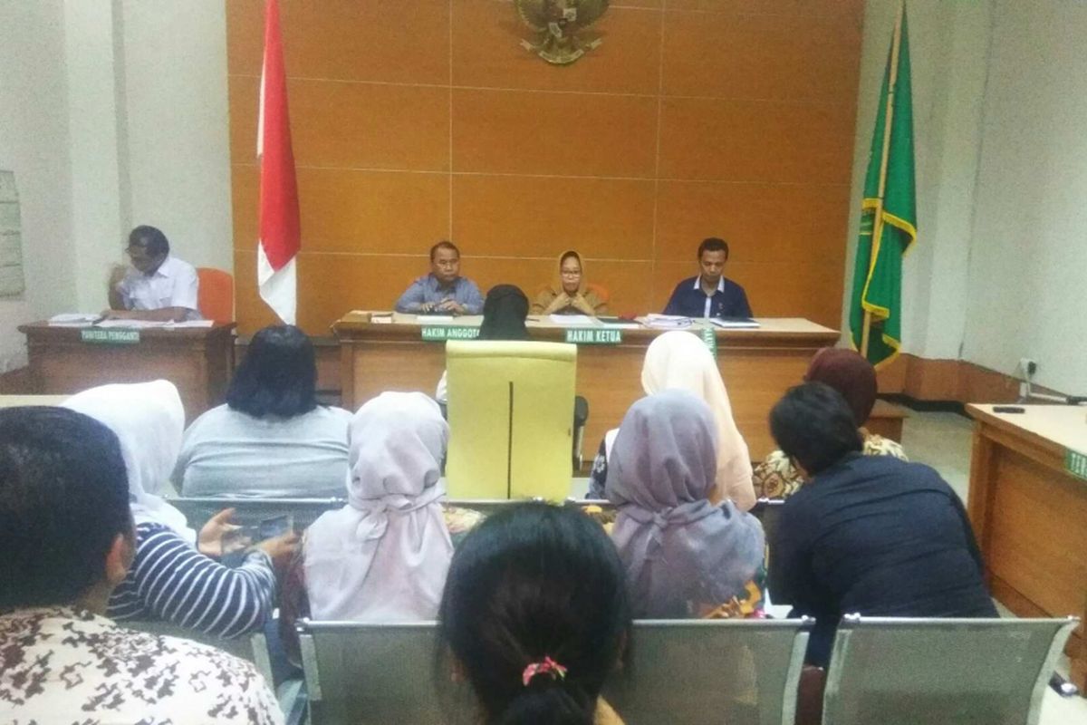 Sidang putusan BL (16) pembantu rumah tangga yang membuang bayinya ke tempat sampah di Pengadilan Negeri Jakarta Selatan, Kamis (27/7/2017).