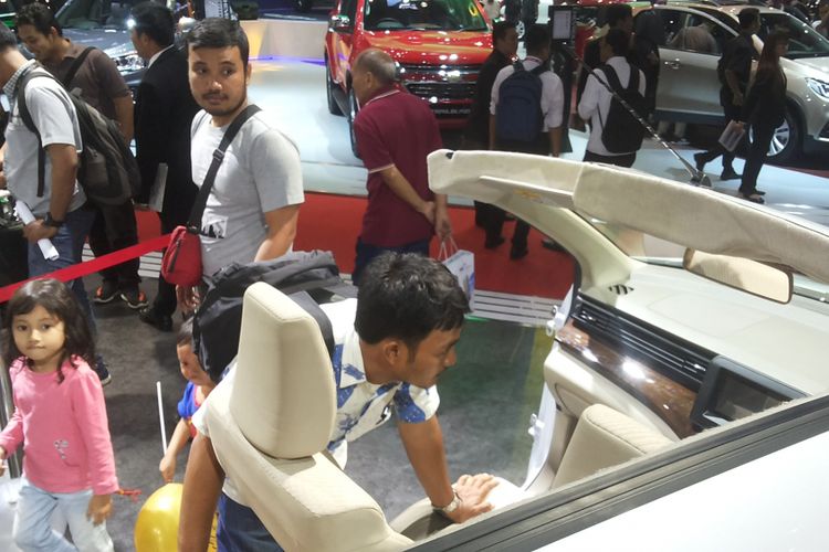 Pengunjung IIMS 2018 yang sedang mengamati All New Ertiga di stan Suzuki, di Hall A JIExpo Kemayoran, Jakarta, Jumat (20/4/2018).