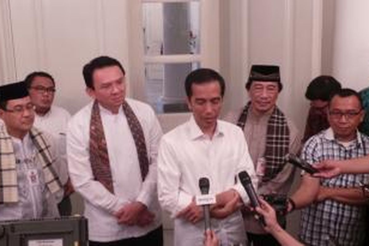 (dari kiri ke kanan) Kepala Bappeda DKI Jakarta Andi Baso Mappapoleonro, Plt Gubernur DKI Jakarta Basuki Tjahaja Purnama, Presiden Terpilih Joko Widodo, dan Kepala Badan Kepegawaian Daerah (BKD) DKI Jakarta I Made Karmayoga di Balaikota Jakarta, Jumat (17/10/2014).