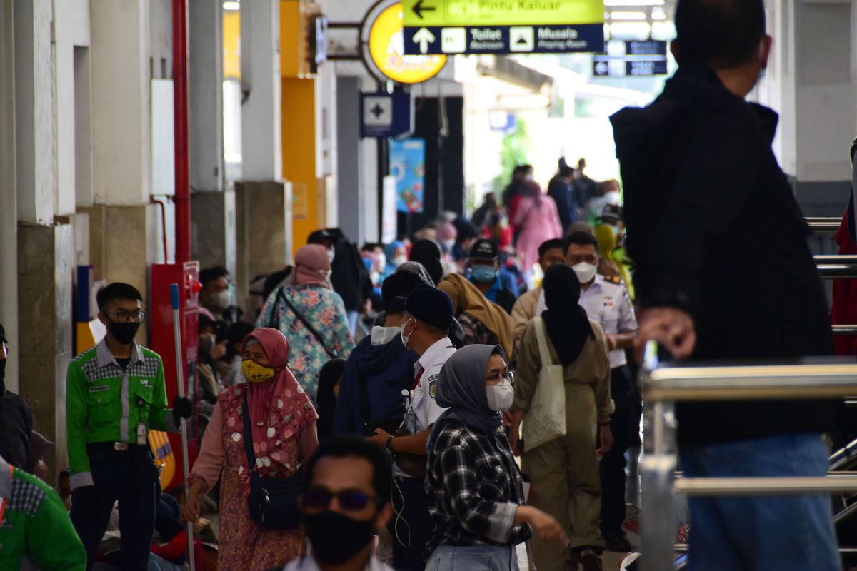 Jelang Lebaran 2022, penumpang kereta mulai meningkat di Stasiun Bandung, Kota Bandung, Jawa Barat, Senin (25/4/2022). PT KAI Daop II Bandung menyebut bahwa tiket kereta Lebaran di tanggal 28 Maret - 1 Mei 2022 habis terjual. Mayoritas penumpang membeli tiket tujuan Jakarta, Jawa Tengah, dan Jawa Timur.