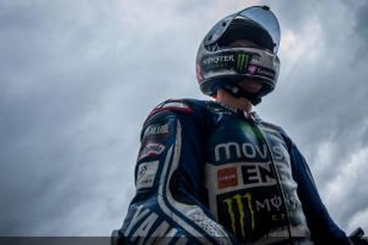 Pebalap Movistar Yamaha, Jorge Lorenzo, berdiri di pit Sirkuit Silverstone pada sesi latihan bebas kedua GP Inggris, Jumat (29/8/2014).