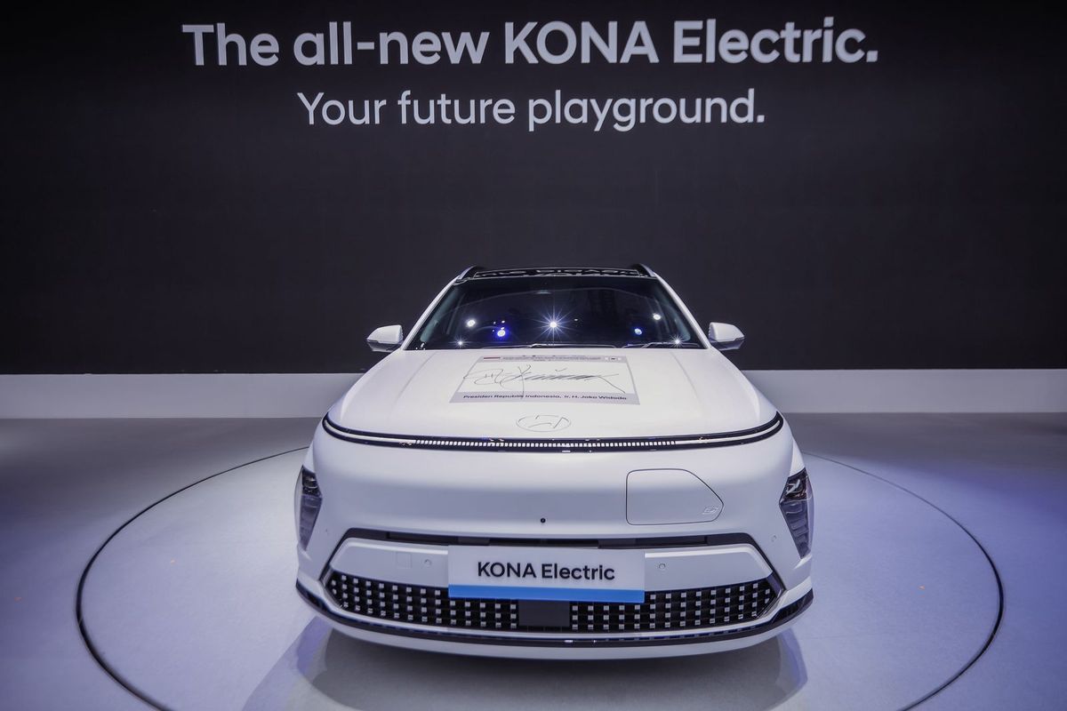 All-new KONA Electric mengusung desain futuristis dan stylish yang mengutamakan profil clean dan aerodinamis. Pixelated Seamless Horizon Lamp yang membentang di bagian depan dan belakang menciptakan tampilan yang ikonis dari all-new KONA Electric.  (Dok. Hyundai Indonesia)
