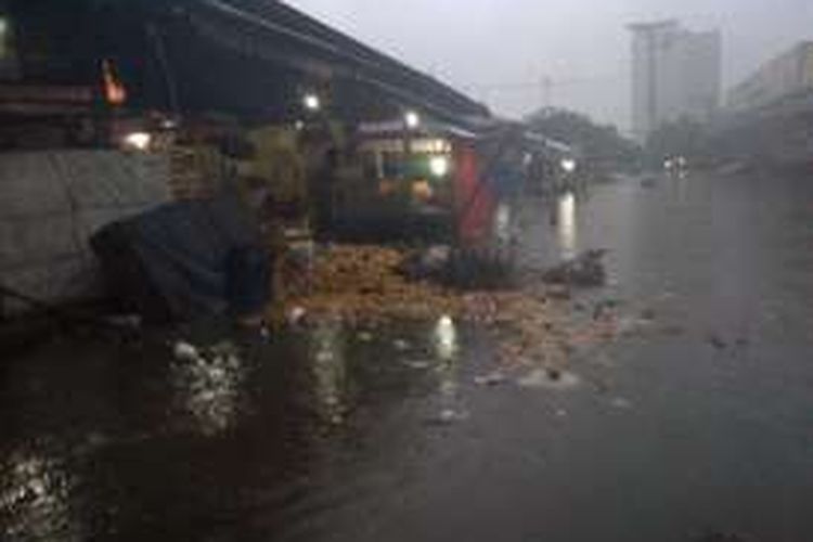 Kondisi banjir di Pasar Gedebage membuat sebagian barang dagangan ikut terseret banjir. KOMPAS.com/DENDI RAMDHANI 