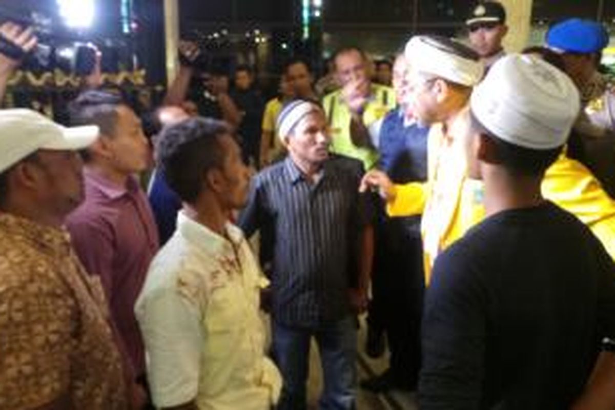 Pendukung Ali Mochtar Ngabalin datangi rapat konsolidasi kubu Aburizal di Hotel Sultan, Jakarta, Selasa (10/3/2015).