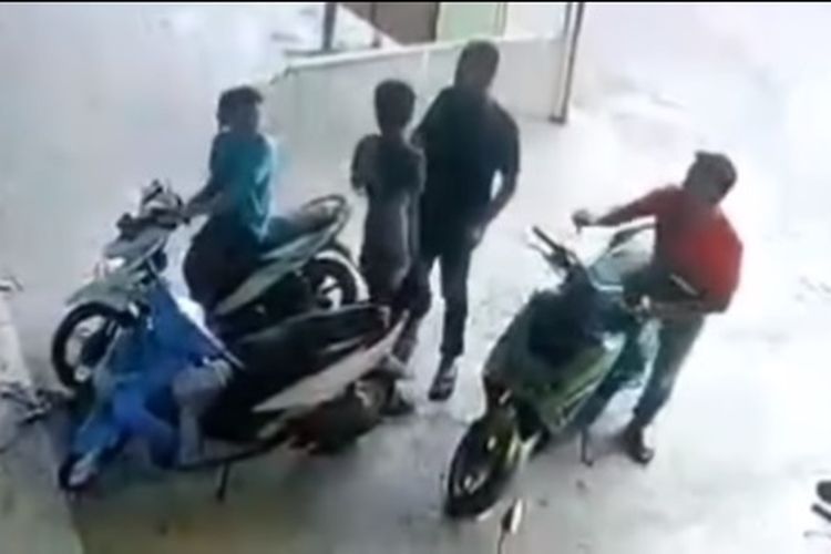 Viral di media sosial sebuah video rekaman kamera CCTV yang memperlihatkan dua anggota polisi berpakaian preman menangkap diduga seorang pengguna narkoba.