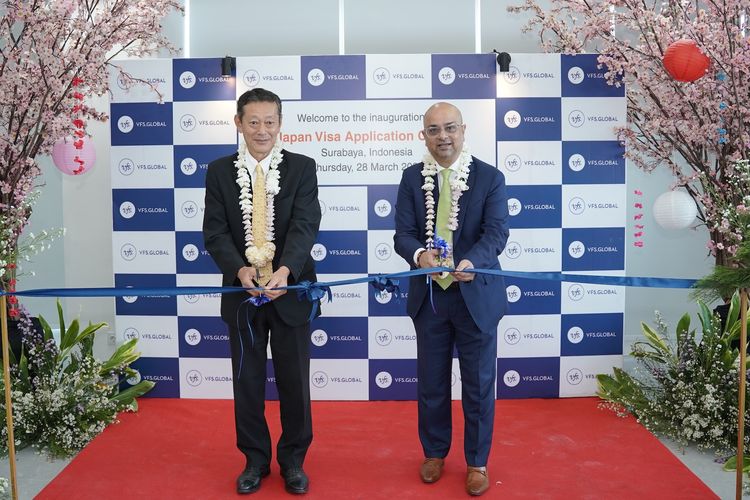 Proses pemotongan pita oleh Mr. Takeyama Kenichi (Konsul Jenderal Jepang di Surabaya) (kiri) dan Mr. Kaushik Ghosh (Head of Australasia, VFS Global) sebagai penanda resmi dibukanya Japan Visa Application Centre di Surabaya, Kamis (28/3/2024).