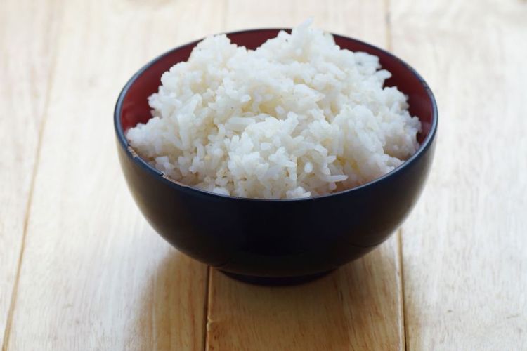 Salah satu resep membuat nasi sisa semalam jadi lebih enak yaitu dengan mengolahnya menjadi kerupuk.