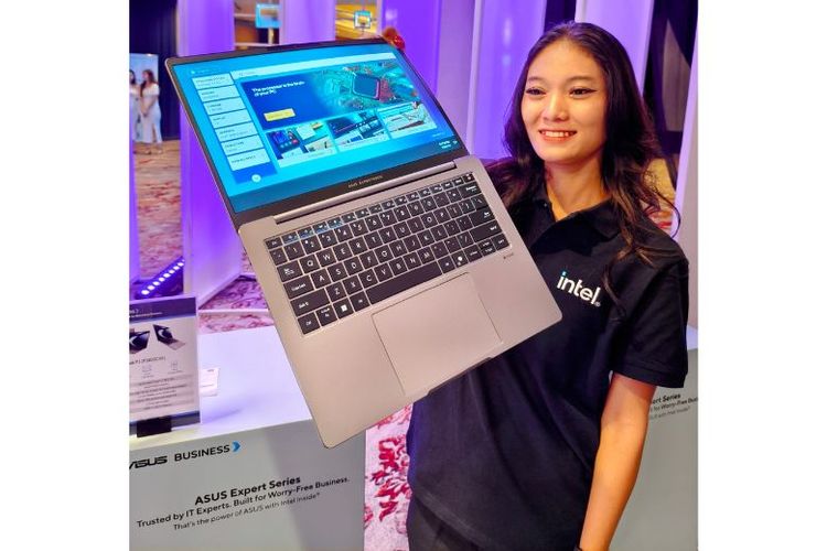 ExpertBook P3 memiliki engsel yang sangat kuat hingga sudut 180 derajat. 