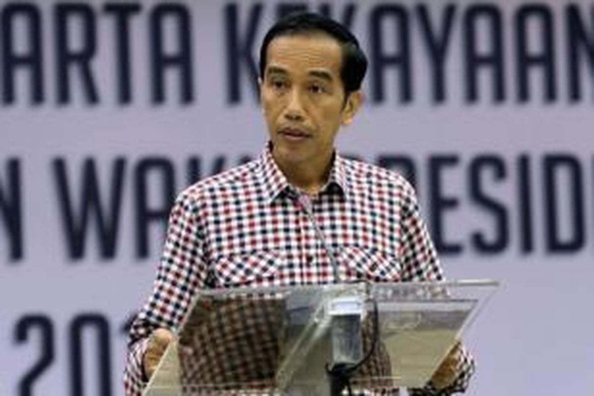 Capres nomor urut 2, Joko Widodo, mengumumkan harta kekayaan hasil verifikasi KPK, di Kantor KPU, Jakarta Pusat, Selasa (1/7/2014). Capres nomor urut 1 Prabowo Subianto memiliki harta kekayaan terbanyak, yaitu sebesar Rp 1,6 triliun, cawapres nomor urut 2 Jusuf Kalla sebesar Rp 465 miliar, cawapres nomor urut 1 Hatta Rajasa sebesar Rp 30 miliar, dan capres nomor urut 2 Joko Widodo sebesar Rp 29 miliar.