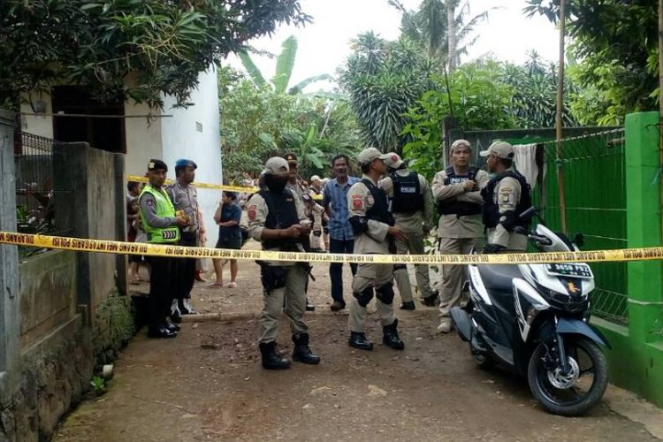 Sejumlah petugas polisi dari Polsek Cipayung dan anggota Satgas Rajawali terpantau mengamankan situasi di sekitar rumah di jalan Bambu Kuning Utara, Cipayung, Jakarta Timur, Selasa (30/5/2017).