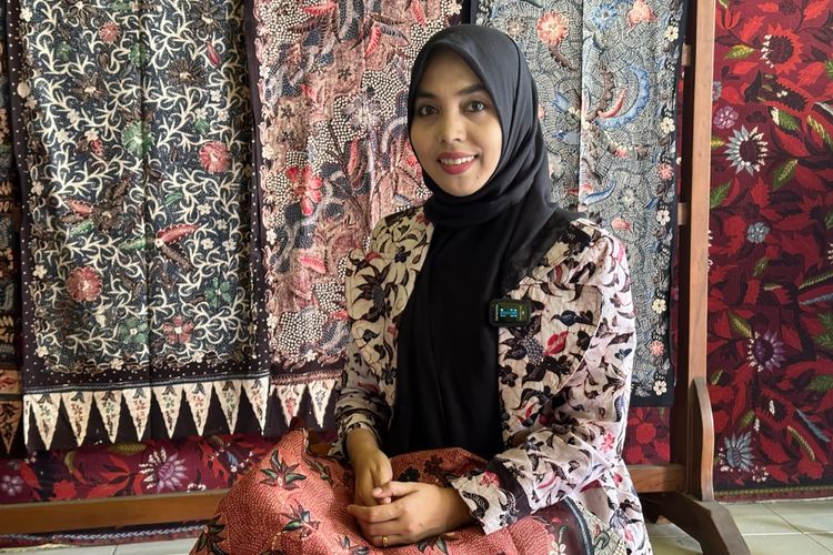 Batik dengan wangi layaknya aromaterapi mungkin belum familiar bagi sebagian masyarakat Indonesia. Produk batik dengan wangi aromaterapi muncul dari sosok pemilik Al-Warits, Warisatul Hasanah (34). Warits, sapaan perempuan lulusan STIE Perbanas Surabaya tersebut membuat inovasi batik aromaterapi untuk memasarkan batik produksi para perajin dari Pulau Madura.