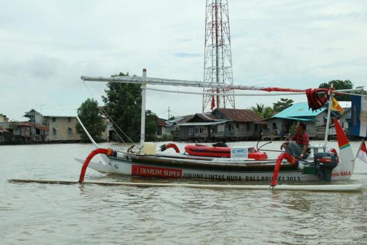 Perahu jukung Efendi Soleman saat  memasuki  pelabuhan nelayan Tanjung Batu Pemangkat, Kabupaten Sambas, Kalimantan Barat (6/9/2013)