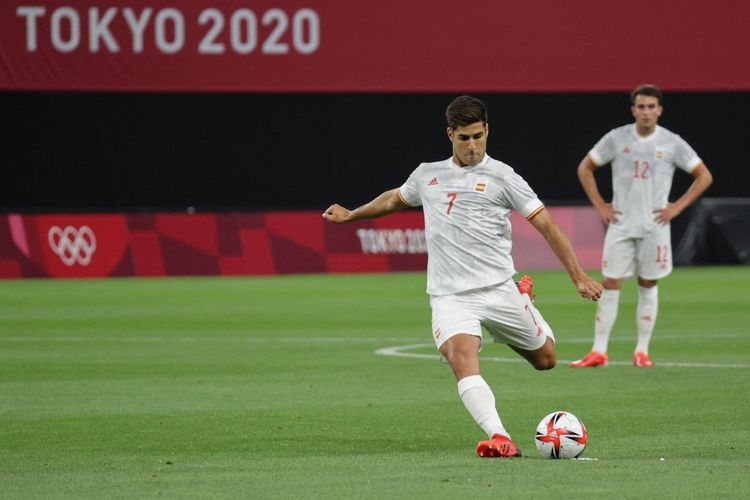 Marco Asensio hendak mengeksekusi tendangan bebas dalam pertandingan Grup C Mesir vs Spanyol pada Olimpiade Tokyo 2020 di Sapporo Dome, Kamis (22/7/2021). 