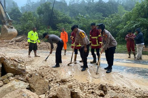 5 Jam Arus Lalu Lintas Riau-Sumbar di Kampar Lumpuh Total karena Longsor, Kini Sudah Bisa Dilewati