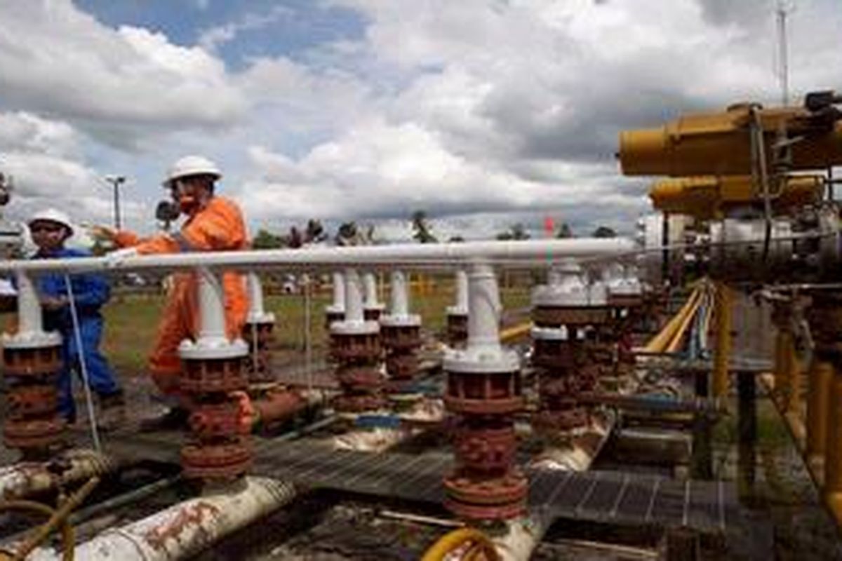 Pekerja mengontrol pipa gas di stasiun pengumpul utama gas PT. Pertamina EP, lapangan Sangasanga Kutai Lama Utara, Kabupaten Kutai Kartanegara, Kalimantan Timur, Rabu (25/1/2012). Hasil jajak pendapat oleh Kompas mengenai pembatasan BBM menunjukkan mayoritas responden lebih memilih kenaikan harga BBM bersubsidi ketimbang opsi pembatasan BBM bersubsidi bagi pengguna mobil pelat hitam dan opsi pengalihan BBM ke gas.