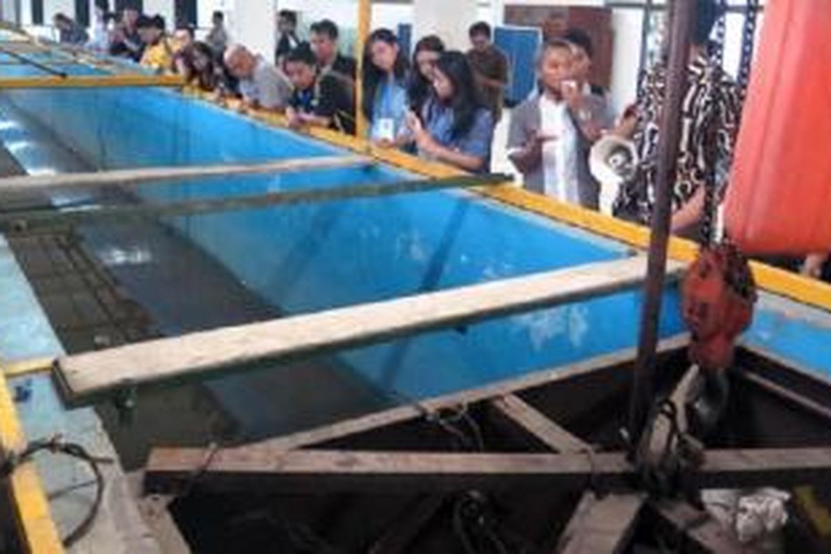 Peserta lokakarya melihat proses penjalaran gelombang tsunami di laboratorium Balai Pengkajian Dinamika Pantai-Badan Pengkajian dan Penerapan Teknologi (BPDP-BPPT), Jumat (29/5/2015), di Yogyakarta. Kegiatan yang diselenggarakan atas kerja sama Lembaga Ilmu Pengetahuan Indonesia, BPDP-BPPT, dan Universitas Gadjah Mada ini diharapkan bisa menarik lebih banyak pihak terlibat dalam memahami karakteristik ancaman tsunami di Indonesia. 