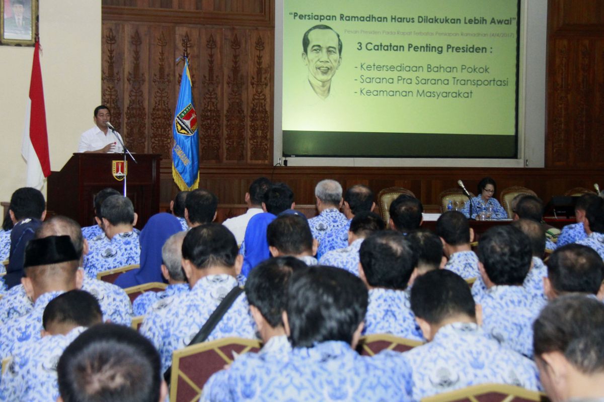 Wali Kota Semarang Hendrar Prihadi memberikan pengarahan saat memimpin Rapat Koordinasi (Rakor) Ekonomi, Keuangan, dan Industri Daerah (EKUINDA), Rabu (17/5/2017).