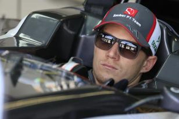 Pebalap Sauber dari Jerman, Nico Hulkenberg, duduk di dalam mobilnya yang terparkir di pit, saat sesi latihan bebas tiga GP Itlalia di Sirkuit Monza, Sabtu (7/9/2013).
