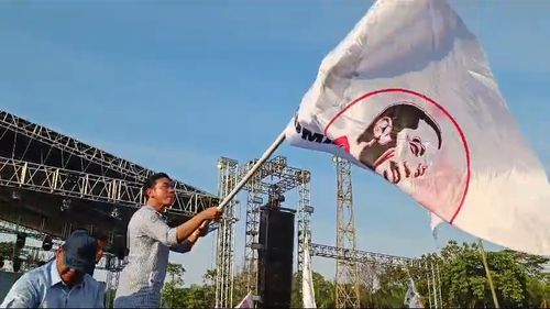 Kala Gibran Kibarkan Bendera Projo Bergambar Jokowi Saat Kampanye di Deli Serdang...