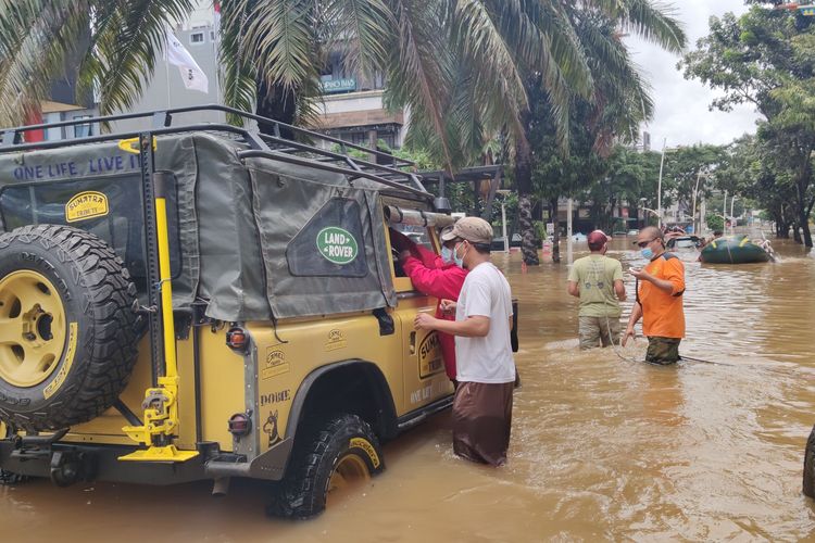Sejumlah mobil off road milik Basarnas dikerahkan untuk menarik mobil yang terjebak banjir di Jalan Kemang Raya, Jakarta, Sabtu (20/2/2021). 